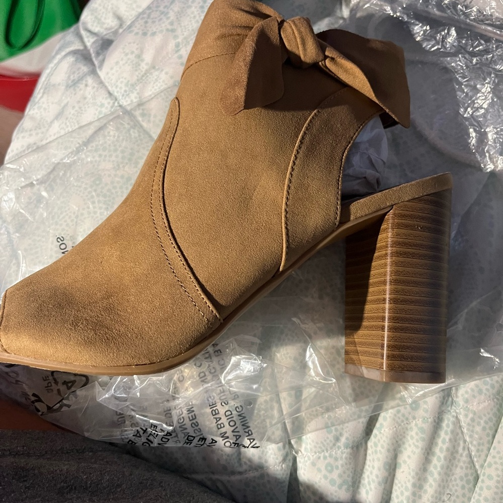 Women's Tan Block Heel Mules Brand New in Box